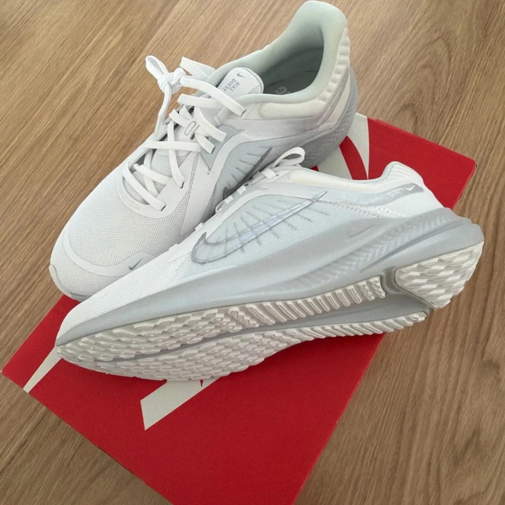 Nike White Metallic silver WMNS NIKE QUEST 5 size 9.5!Athletic Sneakers 👟 new